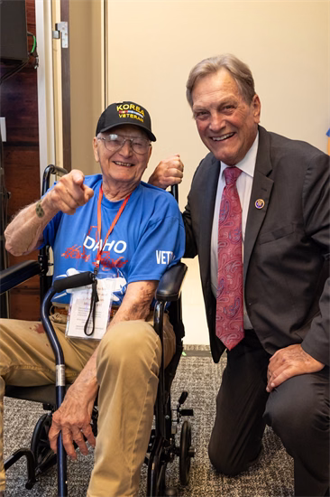 Rep. Mike Simpson with Idaho veterans at the Idaho Honor Flight event